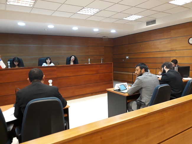 Los defensores públicos Luis Acuña y Humberto Serri (a la derecha), durante la audiencia en la Corte de Apelaciones de Temuco.