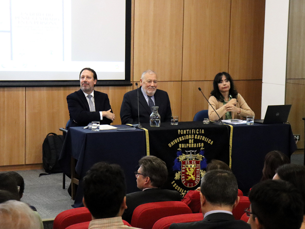 Sebastián Salinero, Luis Rodríguez y María Cecilia Ramírez en la presentación del libro.