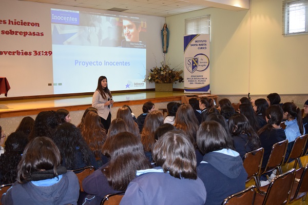 La defensora pública Bárbara Contreras expuso ante estudiantes de Linares y Curicó sobre el proyecto Inocentes de la DPP.