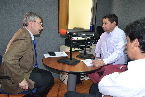 Pablo Ardouin y Horacio Cheuquelaf entrevistados por el locutor Miguel Angel Carrillo de Radio Ufro.