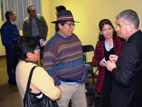 Dirigentes del Consejo Aymara de Iquique conversan con el Defensor Regional en la actividad de difusión sobre derechos ante la justicia penal. 