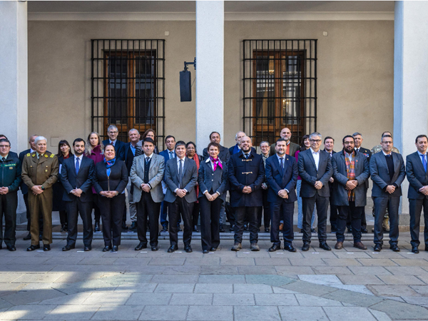 La foto oficial de todas las autoridades y representantes institucionales que participaron en el encuentro.