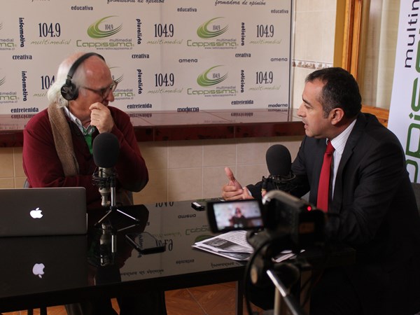 El periodista radial José Toribio junto al jefe de Estudios de Arica y Parinacota, Sergio Zenteno, en su programa “Ojo de águila".
