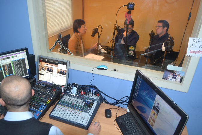 La jefa de Estudios de la Defensoría de Coquimbo, Yasna Rojas, durante la entrevista en el programa "Ciudad despierta" de Radio Guayacán.