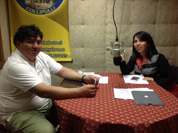 En la foto, la facilitadora intercultural Rosa Huenchumilla junto al locutor de Radio Viaducto, Víctor Díaz.
