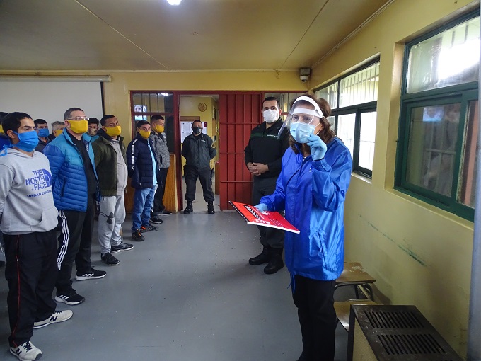 La Defensora Regional de Magallanes, Gustava Aguilar, dialogó con los internos del penal de Puerto Natales.