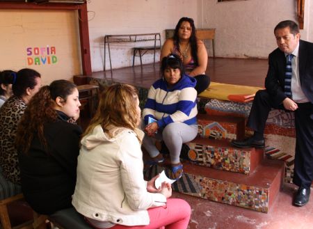 El defensor local jefe de Copiapó, Eugenio Navarro, aclaró las dudas de las ocho mujeres condenadas que participaron en el diálogo.
