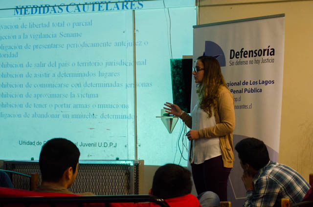 La defensora pública Constanza Muñoz estuvo a cargo de la charla en el Centro de Internación Provisoria (CIP).