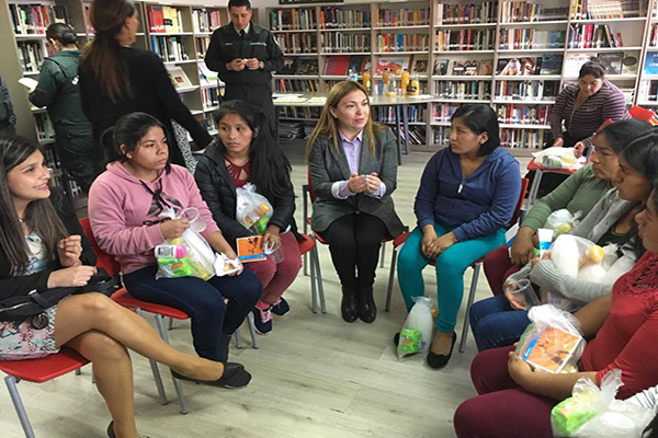 La jefa de Estudios, Violeta Villalobos, y la defensora pública Marsella Rojas aclararon dudas de las mujeres bolivianas privadas de libertad. 