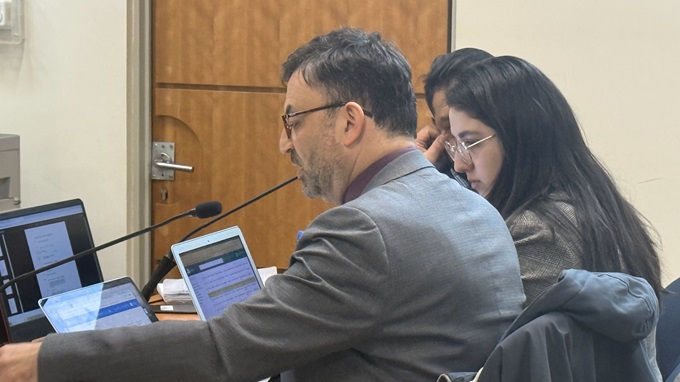 El jefe Estudios, Rodrigo Lillo, y la alumna en pr&aacute;ctica Mar&iacute;a Burger, durante la audiencia de sobreseimiento.
