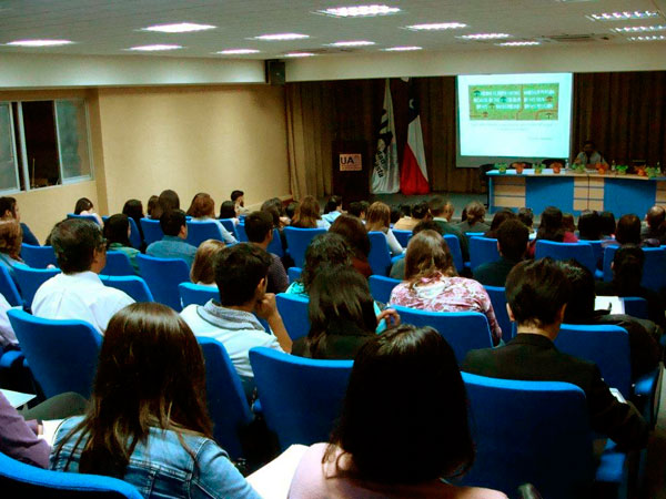 Ignacio Barrientos expuso en seminario sobre migración en la Universidad de Antofagasta.