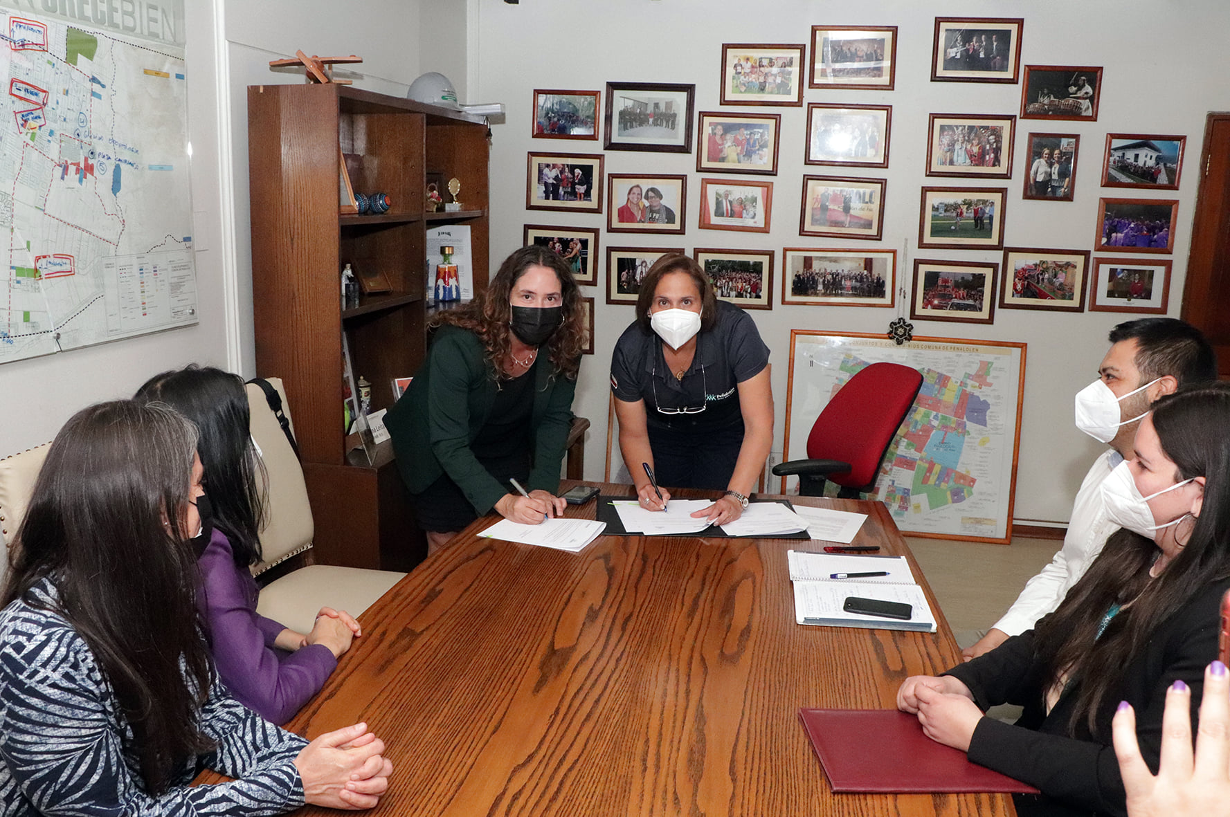 La Defensora Regional Daniela Báez y la alcaldesa de Peñalolén, Carolina Leitao, firmaron el convenio de colaboración.