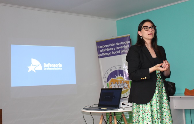 La asesora jur&iacute;dica y ex defensora p&uacute;blica juvenil de &Ntilde;uble, Roc&iacute;o Burgess, convers&oacute; con adolescentes del 'Programa Multimodal' de la corporaci&oacute;n.