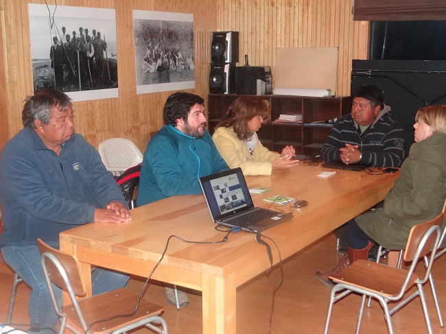 Los miembros de la comunidad yagán se mostraron muy interesados en la labor de la Defensoría Penal Pública.