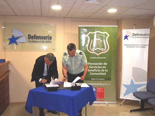 La firma del convenio se cumplió en las oficinas de la Defensoría Regional de Tarapacá. 