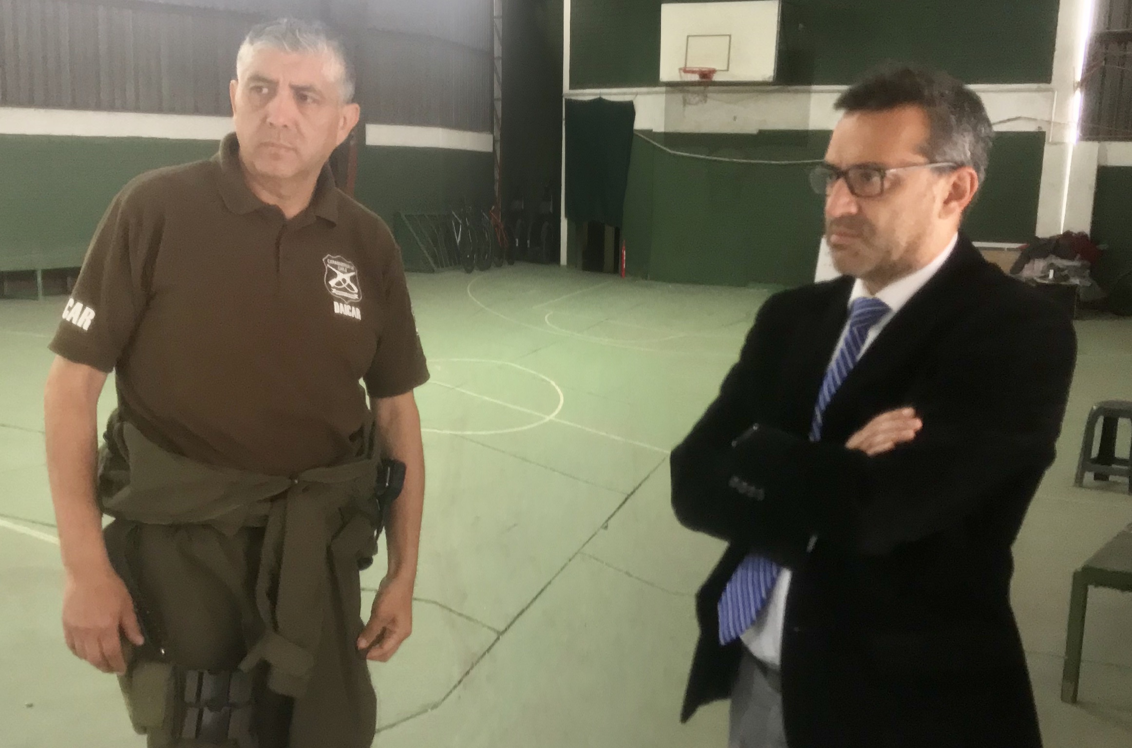 El jefe de la Tercera Comisaría de Santiago, mayor Gonzalo Urbina, dialogó con el Defensor Regional Metrpolitano Norte, Carlos Mora.