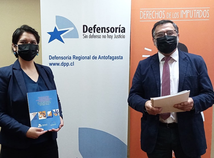 La constituyente Cristina Dorador recibió la propuesta de la Defensoría Penal Pública de manos de Ignacio Barrientos.