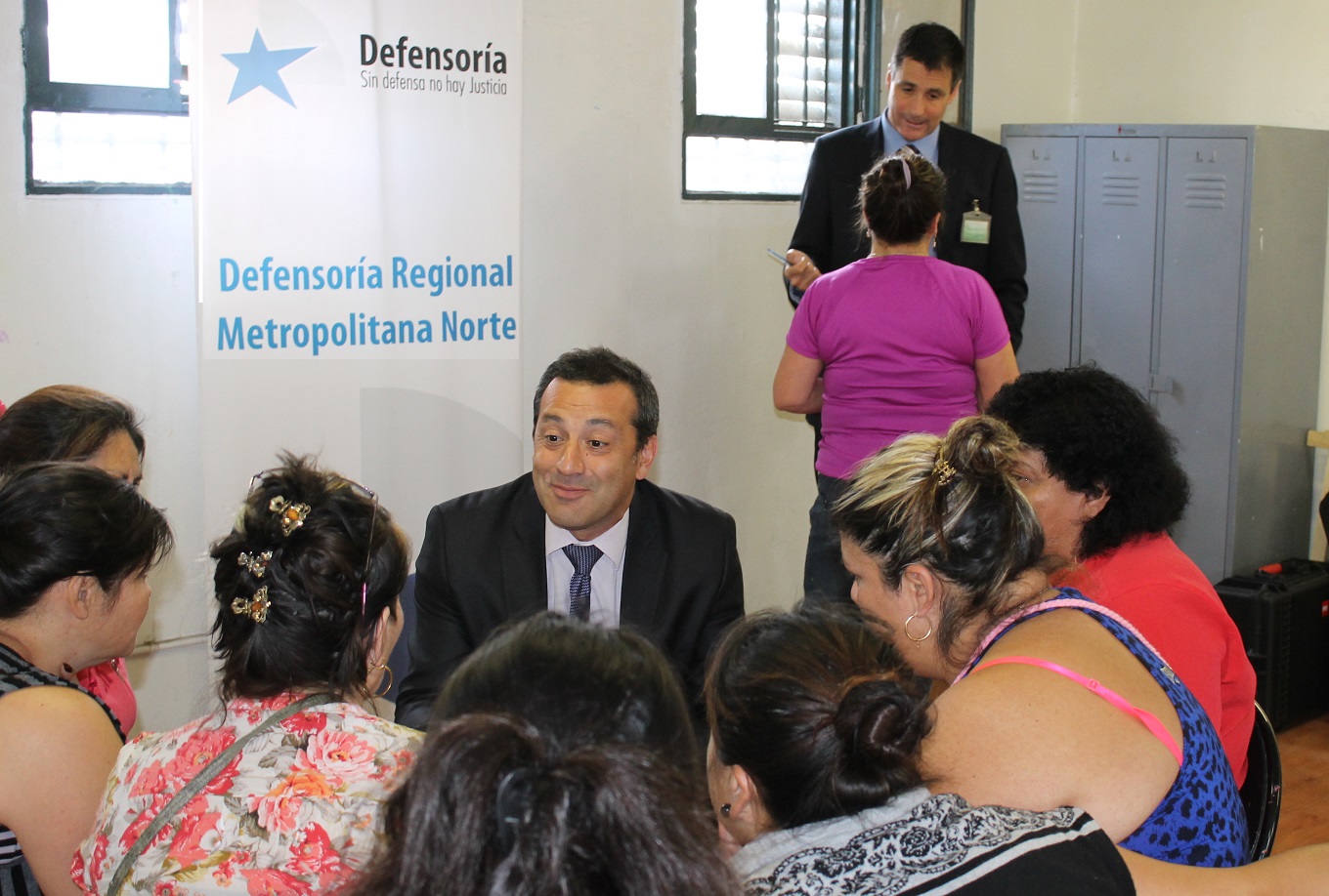 Tras las exposiciones, el equipo de la DRMN organizó a las internas en grupos. En la imagen, el Defensor Regional Carlos Mora dialoga con internas.