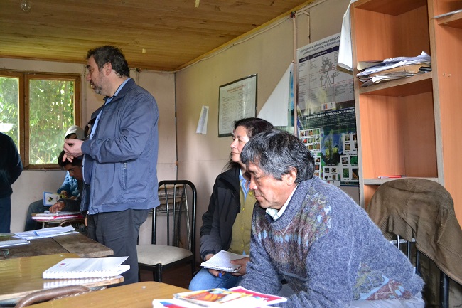 El defensor penal mapuche Jaime López y la facilitadora intercultural Tatiana Alegría en la comunidad indígena.
