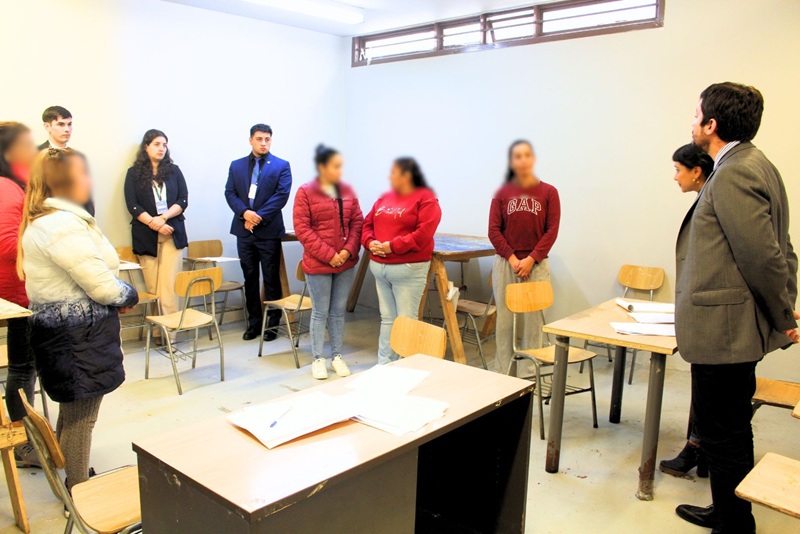 Dialogaron con las internas la defensora penitenciaria Patricia Cuevas  y el jefe regional de Estudios, Juan Pablo Alday.