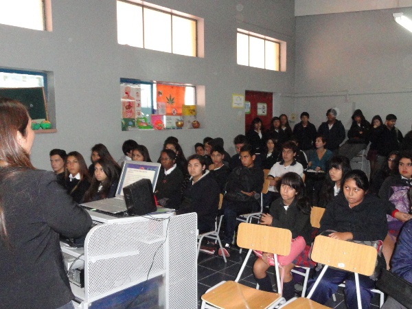 La Defensora, Patricia Lefever, explicando la  Ley de Responsabilidad Penal Adolescente a los alumnos de Liceo Integrado de Arica.