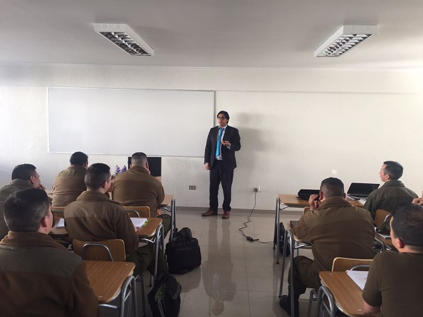 El abogado Claudio Vigueras respondió cada una de las consultas de los alumnos de la Escuela de Suboficiales de Carabineros.