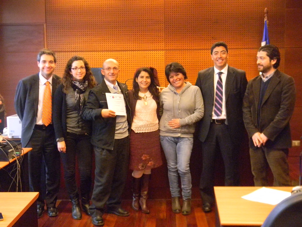 Jose Parra posa feliz con su diploma junto a su esposa y equipo de TTD