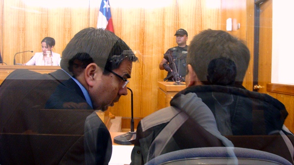 El defensor público Ronald Guajardo asesoró hoy a Muñoz Jara en el Tribunal de Garantía de Rengo.