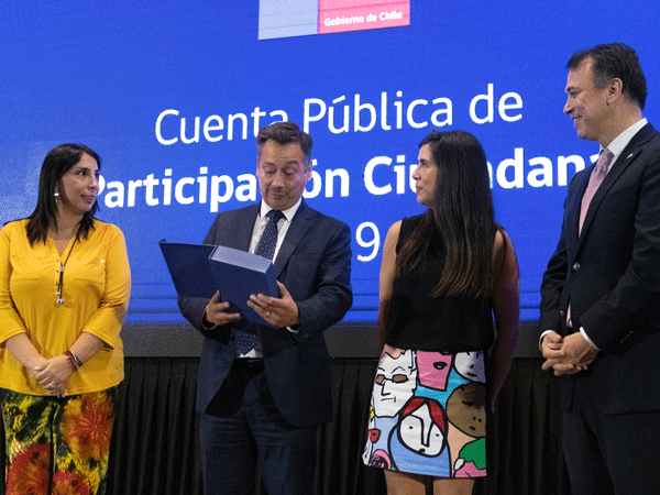La ministra Rubilar y el subsecretario Hantelmann entregaron el galvano a Claudio Pérez y Javiera Nazif.