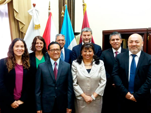 Defensor Nacional, Andrés Mahnke, junto a autoridades del Instituto de la Defensa Pública de Guatemala y al resto de la delegación chilena.