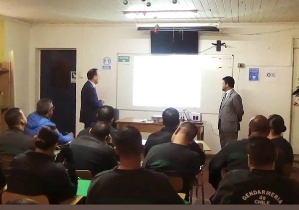 Freddy Acosta y Cristian Miranda enseñaron las características del Sircaivi a los funcionarios de Gendarmería.