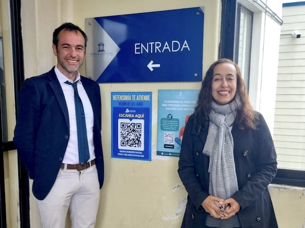 El defensor público Cristián Rozas y Ximena Tuchie, administradora del Tribunal de Garantía de Osorno, instalaron un afiche en la entrada del recinto.