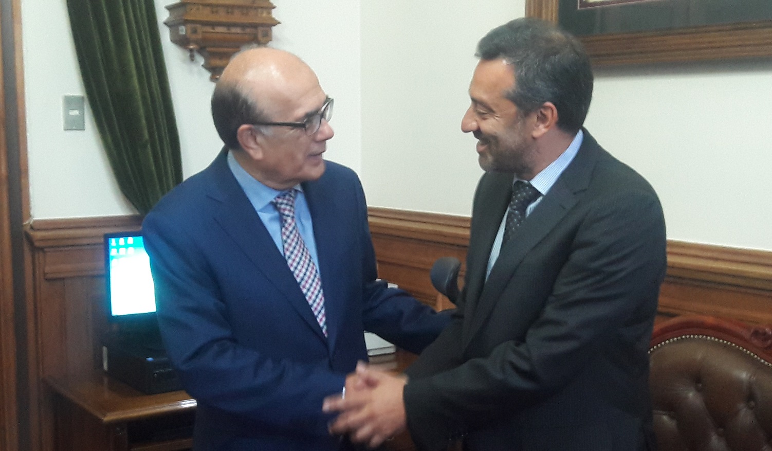 El nuevo presidente de la Corte de Apelaciones de Santiago recibe al Defensor Regional Metropolitano Norte, Carlos Mora Jano.