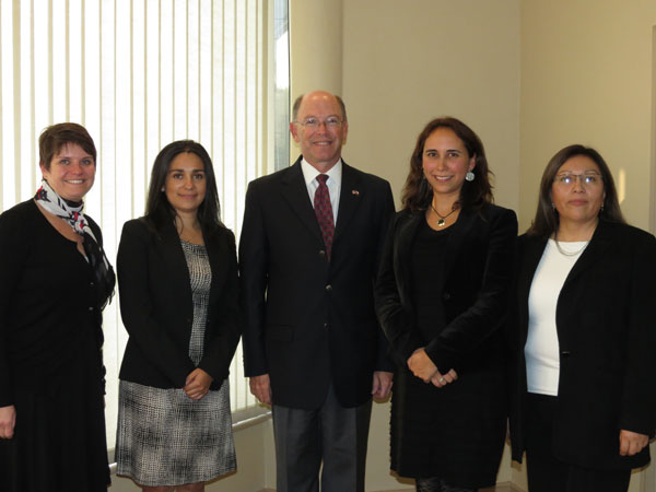 La funcionaria diplomática Genevieve Libonati, Sandra Haro, el embajador Wolff, la Defensora Regional Bárbara Katz y María del Rosario Salamanca.