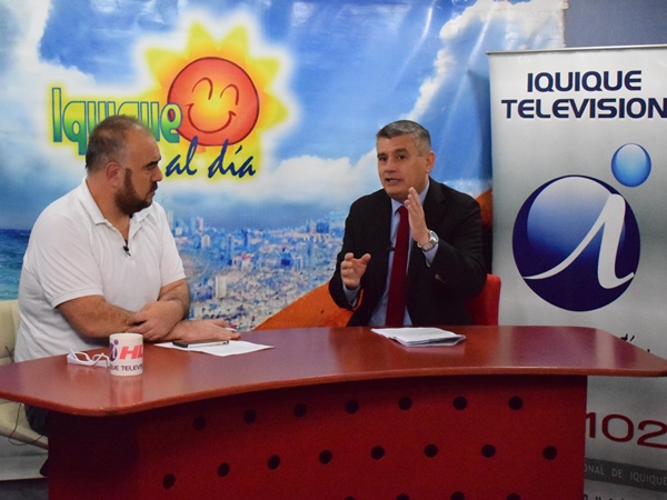 El Defensor Regional, Marco Montero, en plena entrevista en el canal "Iquique TV".