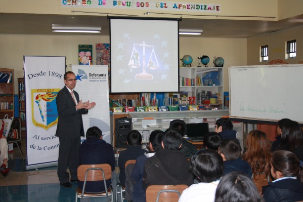 El jefe de Estudios, Renato González, durante la charla sobre la Ley de Responsabilidad Penal Adolescente en la escuela de Tierra Amarilla.