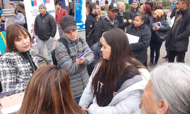 La Defensora Regional de Coquimbo, Inés Rojas, dialogando con personas migrantes.