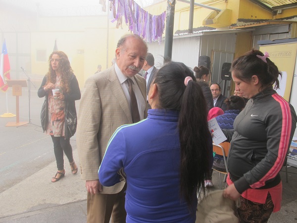 Carlos Henríquez, coordinador penitenciario, conversa con las internas durante la actividad de difusión.