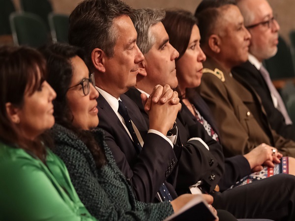 El Defensor Regional, Claudio Pérez (tercero de izquierda a derecha), con autoridades en el seminario del año pasado.