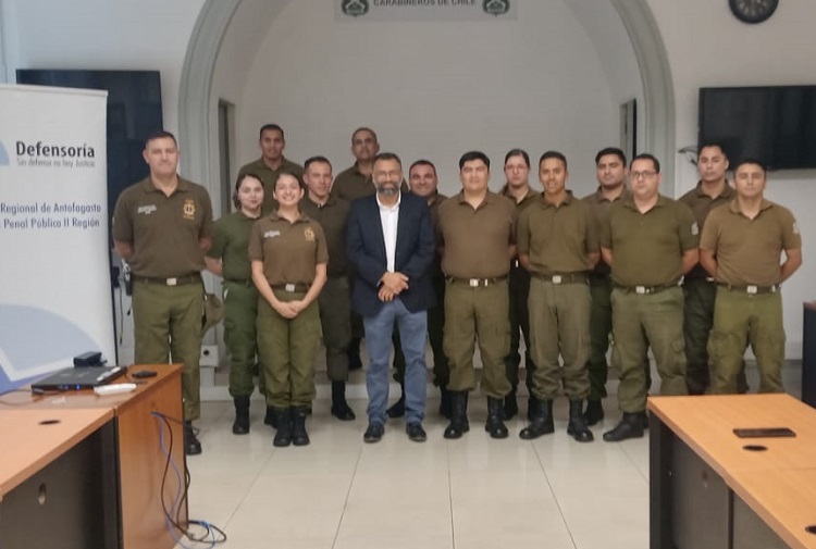 La ultima capacitación del año a personal de Carabineros cumplió el Defensor Regional de Antofagasta.