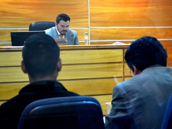 Captado durante la audiencia, C.C.O. aparece junto al defensor penal público Milton Torres , ambos frente al juez de garantía Ricardo Leyton.