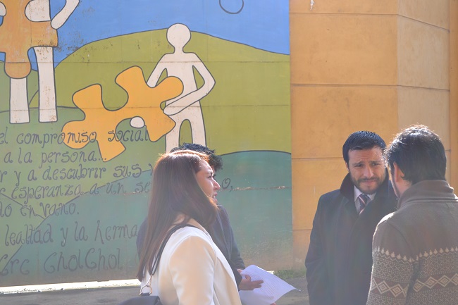 El defensor público Luis Acuña y la trabajadora social María Paz Sandoval al llegar al CIP-CRC de Chol Chol.