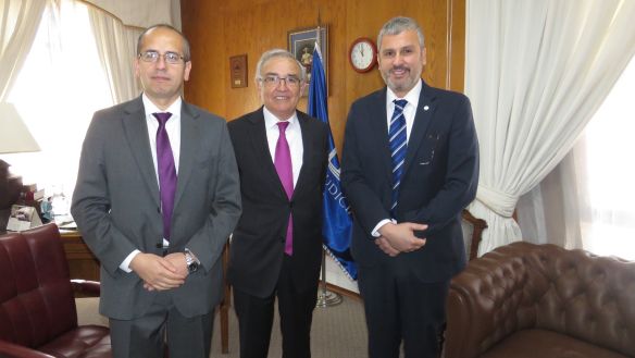El Defensor Regional, Raúl Palma, y el jefe de Estudios, Renato González, en reunión con el ministro Milton Juica. 