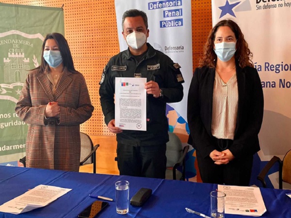 Las defensoras regionales Loreto Flores y Daniela Báez suscribieron el convenio con Gendarmería.