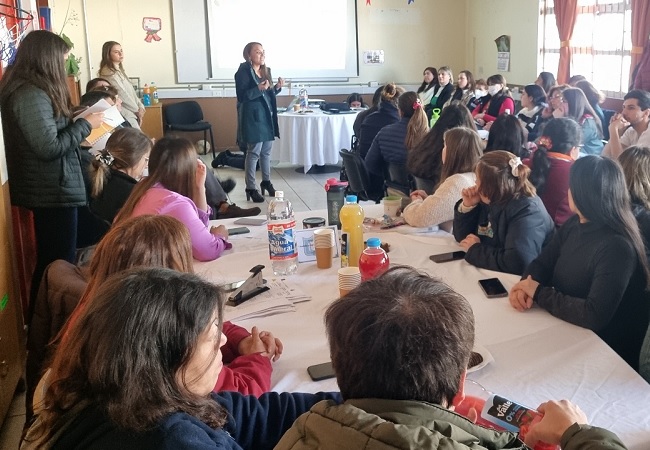 En la escuela "Reyes de España", la trabajadora social de la Defensoría Regional de Ñuble realizó una charla sobre defensa penal juvenil.
