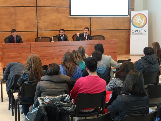 El defensor Maldonado integró la mesa panel junto al fiscal Eugenio Campos y el director regional del Sename Christian Gallardo.