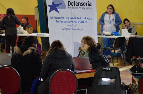 La Defensora Regional atendió el módulo instalado en el Gimnasio Municipal de Puaucho.