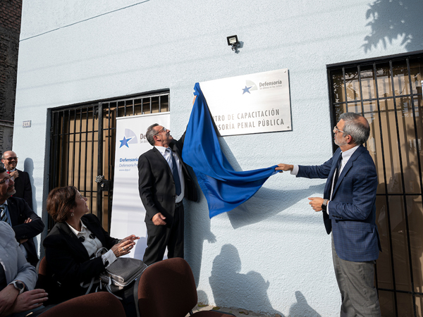 La placa que identifica al nuevo centro fue descubierta por el Defensor Nacional y el ministro de Justicia y Derechos Humanos.
