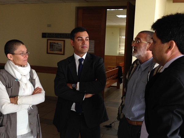 Los defensores Eduardo Mendez y Cristian Sleman conversan con la acusada durante el juicio en San Benardo.
