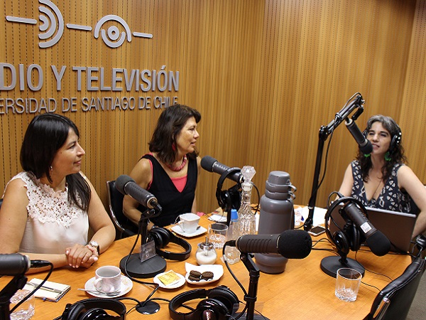 La Defensora Regional Viviana Castel, la Seremi de Justicia, Lorena Escalona, y la conductora del programa, Daniela Figueroa.